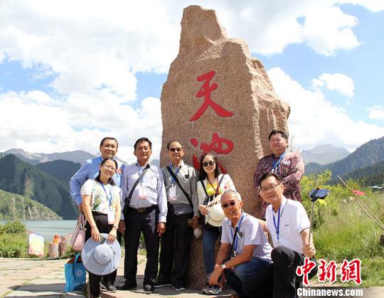 圖為華教代表在天山天池留影?！垜c偉 攝