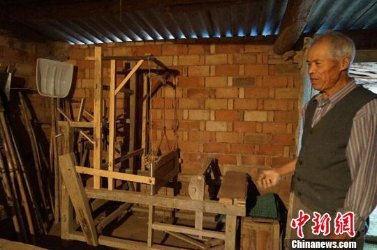    甘肅慶陽(yáng)市西峰區(qū)溫泉鎮(zhèn)何坳村的何世前老人家中收藏農(nóng)具200余件?！￡愃肌z