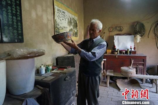 早已退出歷史舞臺(tái)的“老物件”，是何世前眼中的“稀罕物”?！￡愃?攝
