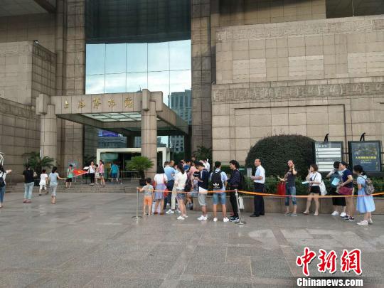 預約成功的觀眾在上海博物館前等待入場?！⊥踝訚z