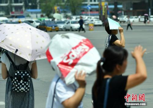 7月11日，河北石家莊民眾高溫中出行。該省氣象臺(tái)發(fā)布高溫紅色預(yù)警信號(hào)，受強(qiáng)暖氣團(tuán)影響，預(yù)計(jì)當(dāng)日下午，部分地區(qū)最高氣溫可達(dá)37-39℃，局地超過(guò)40℃。 <a target='_blank' href='http://www.chinanews.com/'>中新社</a>記者 翟羽佳 攝