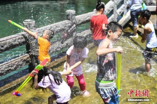 7月11日，幾名兒童在山東濟(jì)南“清泉石上流”池中戲水納涼。山東近日持續(xù)高溫，多地發(fā)布橙色高溫預(yù)警，局部地區(qū)氣溫達(dá)到39℃。<a target='_blank' href='http://www.chinanews.com/'>中新社</a>記者 張勇 攝