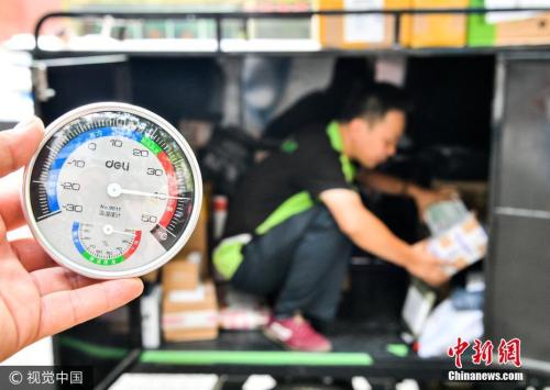 2017年7月10日，西安再次出現(xiàn)高溫天氣，中午1點(diǎn)地面溫度超過50攝氏度。圖片來源：視覺中國