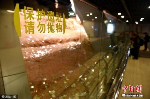雷峰塔不堪“硬幣之累” 一年清理出兩萬多元。 圖片來源：視覺中國(guó)