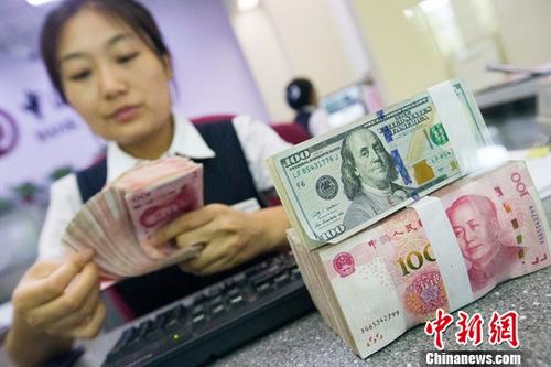 山西太原，銀行工作人員清點(diǎn)貨幣。。 <a target='_blank' href='http://www.chinanews.com/'>中新社</a>記者 張云 攝