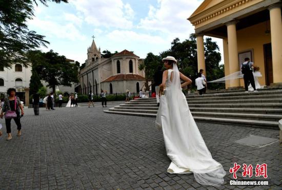 美麗的鼓浪嶼吸引了許多情侶前來(lái)拍攝婚紗照，也將鼓浪嶼變成愛(ài)的小島。 張斌 攝