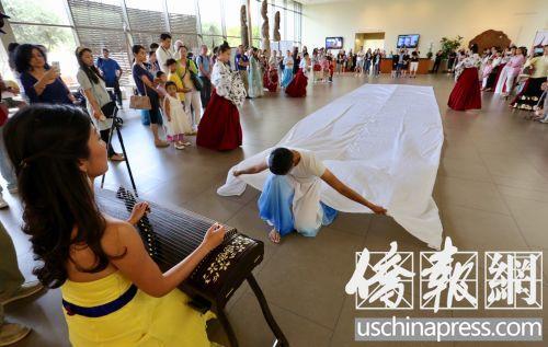 中國文化日活動(dòng)現(xiàn)場(chǎng)表演的即興式舞蹈。（美國《僑報(bào)》/邱晨 攝）