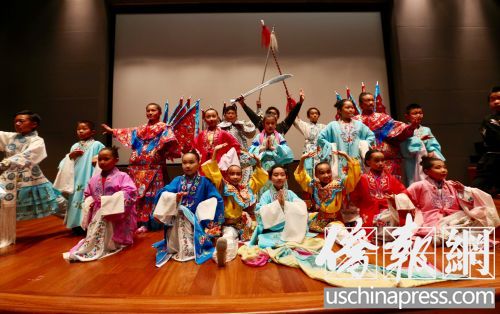 “華夢(mèng)計(jì)劃”少兒京劇班的部分演員在臺(tái)上謝幕。（美國《僑報(bào)》/邱晨 攝）