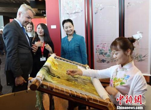 中國(guó)僑網(wǎng)繡女現(xiàn)場(chǎng)展示湘繡技藝引人圍觀?！⒔ü狻z