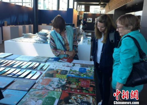 芬蘭民眾被湘書展柜上的童書吸引?！⒔ü?攝