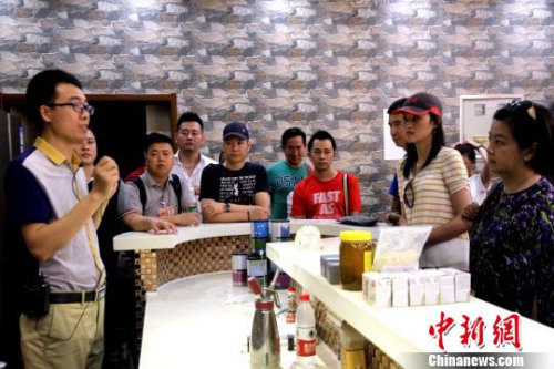 圖為華裔杰出青年參觀揚(yáng)州“中餐繁榮基地”。　崔佳明 攝