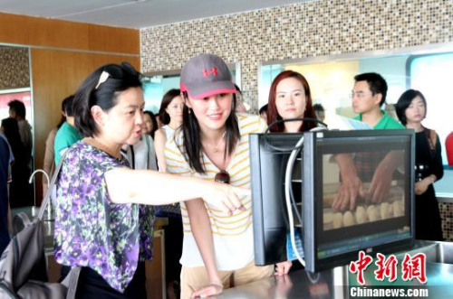 圖為華裔杰出青年參觀揚(yáng)州“中餐繁榮基地”。　崔佳明 攝