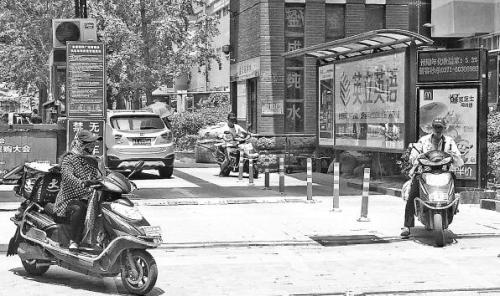 三個送餐員同時騎車出小區(qū)，其中一個因著急從小區(qū)入口出來