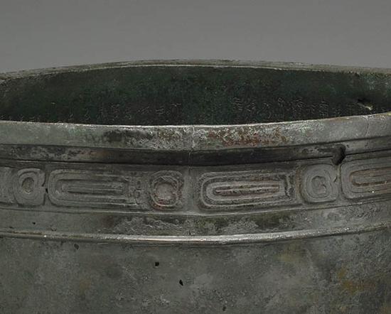  臺(tái)北故宮鎮(zhèn)館之寶之一“毛公鼎”（局部），通過Open Data專區(qū)下載的圖片可見鼎內(nèi)銘文。