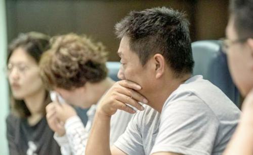 章瑩穎父親等家人盼早點(diǎn)帶她回家。來源：美聯(lián)社。 
