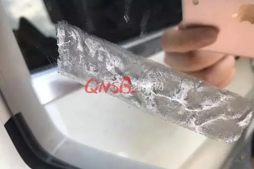 停車(chē)難！女子小區(qū)停車(chē)被保安貼單子大罵：不要臉
