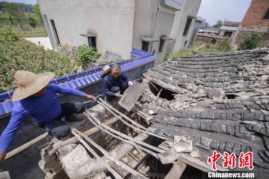 壩塘鎮(zhèn)村民為貧困獨居戶楊斌修復(fù)重建損毀房屋?！钊A峰 攝