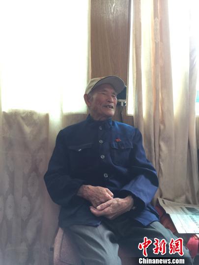家中雖有寬敞的沙發(fā)，趙鶴陽(yáng)還是習(xí)慣坐在客廳角落的木椅上接受記者采訪 陳靜 攝