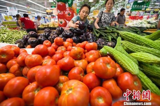 資料圖：山西太原民眾在超市選購蔬菜。　張云 攝