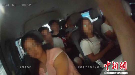 圖為查處現(xiàn)場(chǎng)面包車(chē)內(nèi)嚴(yán)重超員?！钴娬?攝