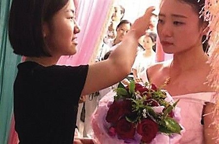 新郎緊急回部隊(duì)婚期不變 堂妹替兄來(lái)拜堂