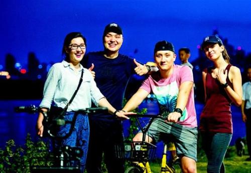 圖為東湖綠道合影。左起，老二陳琳、老大陳強(qiáng)、老三陳剛、陳強(qiáng)的女友詹寧。