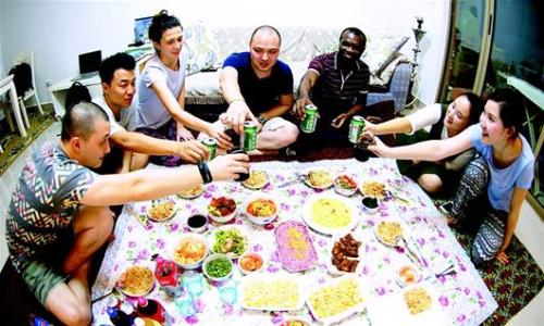 圖為陳強(qiáng)邀暑期留漢的同事來家里聚餐。