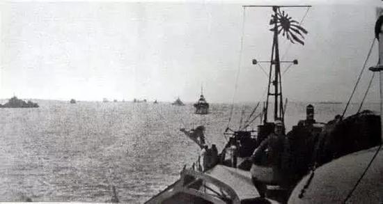 開往上海戰(zhàn)場(chǎng)的日本軍艦