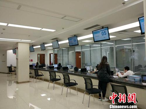 不得向供應(yīng)商索要或者接受其給予的贈(zèng)品、回扣。(資料圖)<a target='_blank' href='http://www.chinanews.com/' >中新網(wǎng)</a>記者 李金磊 攝