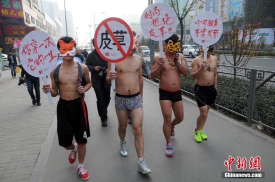 11月22日，山西太原，志愿者手持抗議穿著皮草的標(biāo)語，裸身在商業(yè)街行走，呼吁保護(hù)動物，抗議皮草交易。<a target='_blank' href='http://www.chinanews.com/'>中新社</a>發(fā) 武俊杰 攝