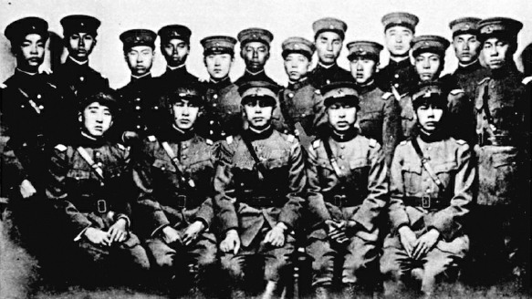 1926年，法國(guó)牟拉納航校18名中國(guó)學(xué)員留影。前排右二為高志航。