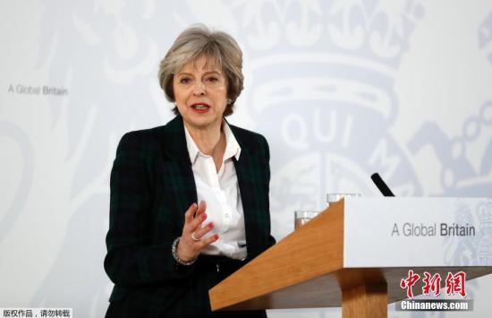 資料圖：當?shù)貢r間1月17日，英國首相特里莎·梅就英國脫歐方案發(fā)表演講，公布較為清晰的“脫歐路線圖”。這是英國2016年6月份公投脫歐之后、首次給出明確的“脫歐路線圖”。她表示為贏得邊界控制權不惜退出歐洲共同市場，并直言不諱地表達了將會徹底脫離歐盟的態(tài)度。歐洲多國對此反應不一，德國外長表示歡迎，而捷克官員則稱方案“野心勃勃”。