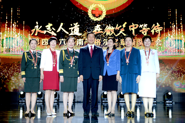 中共中央政治局委員、國家副主席、中國紅十字會(huì)名譽(yù)會(huì)長李源潮為中國獲獎(jiǎng)?wù)哳C發(fā)獎(jiǎng)?wù)隆?