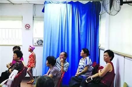 上海虹口游泳學(xué)校將房間的一角改成兒童更衣室，既方便了家長又方便了孩子們。照片來自新聞晨報(bào) 