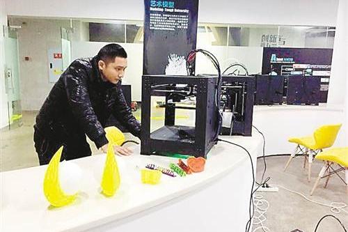 伍生亮正在操作3D打印機。記者 左黎韻 攝