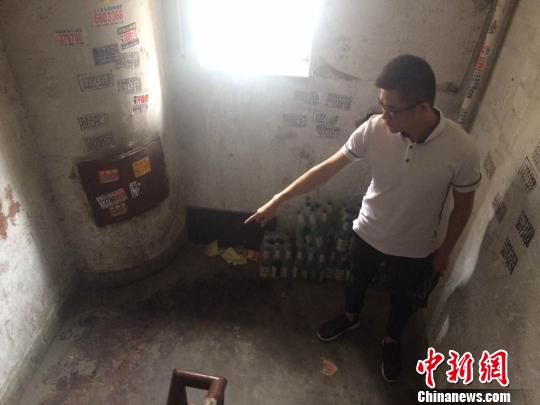 參與抓捕行動的民警張林在現(xiàn)場講述當(dāng)時經(jīng)過。　宋立超 攝