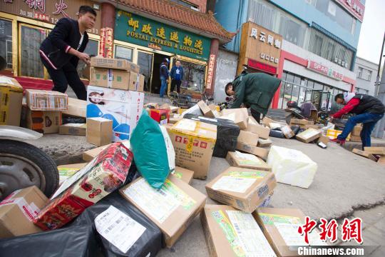 資料圖：山西太原，郵政速遞物流攬投部堆滿了各種即將投送的快遞?！?jiān)?攝