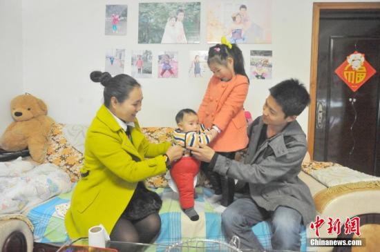 湖北宜昌“單獨(dú)二孩”家庭拍攝全家福，在鏡頭前秀幸福。