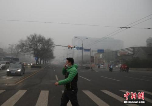 資料圖：一名戴著口罩的行人走在北京街頭。<a target='_blank' href='http://www.chinanews.com/'>中新社</a>記者 張浩 攝