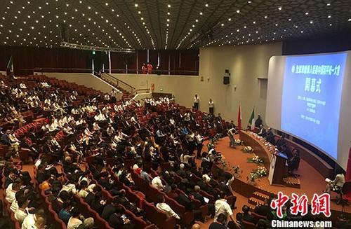 中國僑網(wǎng)7月23日，由意大利中國和平統(tǒng)一促進(jìn)會主辦、以“堅(jiān)持九二共識、促進(jìn)兩岸融合發(fā)展、同圓共享中國夢”為主題的全球華僑華人促進(jìn)中國和平統(tǒng)一大會在佛羅倫薩隆重開幕。 中新社記者 張雅瓊 攝