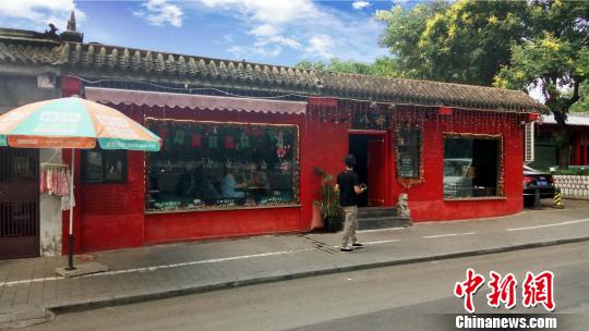 圖為整治后的酒吧街，取締了二層的露臺和露天經(jīng)營。什剎海街道辦供圖