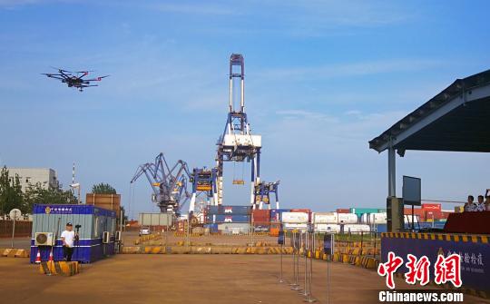 演練中首次使用了無人機(jī)放射性監(jiān)測系統(tǒng)和排爆機(jī)器人?！⒚鹘?攝