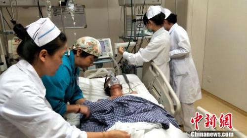 資料圖：醫(yī)護(hù)人員為患者插上醫(yī)療儀器。徐志雄 攝