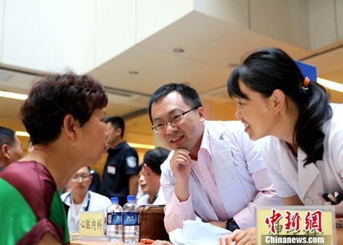 資料圖：黑龍江省當(dāng)?shù)孛癖婓w驗(yàn)來自臺(tái)灣頂級(jí)醫(yī)療專家的醫(yī)療服務(wù)。<a target='_blank' href='http://www.chinanews.com/'>中新社</a>記者 王舒 攝