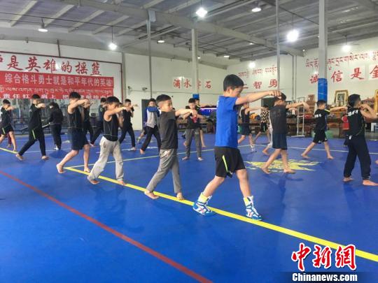 學(xué)員們學(xué)習(xí)格斗技巧。恩波格斗俱樂部供圖。