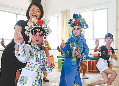 暑假期間，江西省分宜縣戲劇協(xié)會推出少兒戲曲藝術(shù)免費(fèi)培訓(xùn)課程，傳授當(dāng)?shù)貍鹘y(tǒng)采茶戲戲曲知識和表演藝術(shù)，讓孩子們在悠悠戲韻中，了解傳統(tǒng)藝術(shù)。周 亮攝(人民視覺)