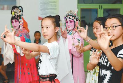 河北滄州市東光縣文化館組織京劇票友輔導(dǎo)東光縣實(shí)驗(yàn)小學(xué)的學(xué)生學(xué)習(xí)“荀派”京劇。傅新春攝(新華社發(fā))