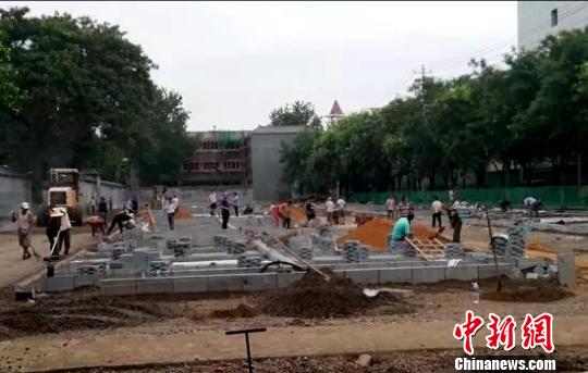 在建的公共停車場。當?shù)匦麄鞑抗﹫D