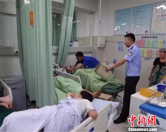 圖為：民警看望受傷者?！『问Y勇 攝