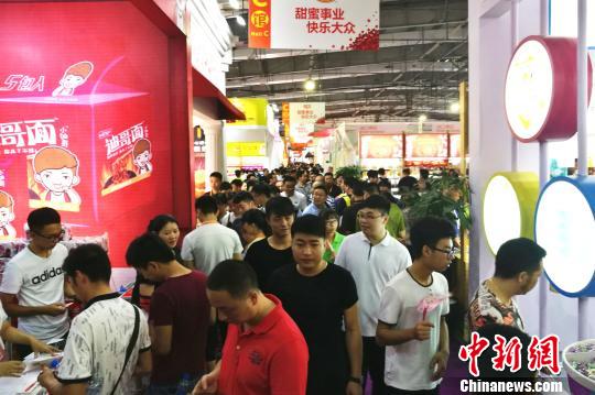 今年“兩岸食交會(huì)”吸引了400多家特色食品企業(yè)參展，展館內(nèi)人潮涌動(dòng)?！O虹 攝